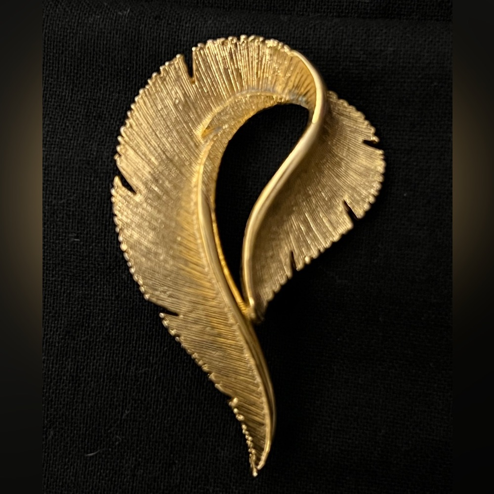 Vintage Sarah Coventry Feather Brooch